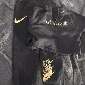 Women nike sweatpants and sweatshirt set